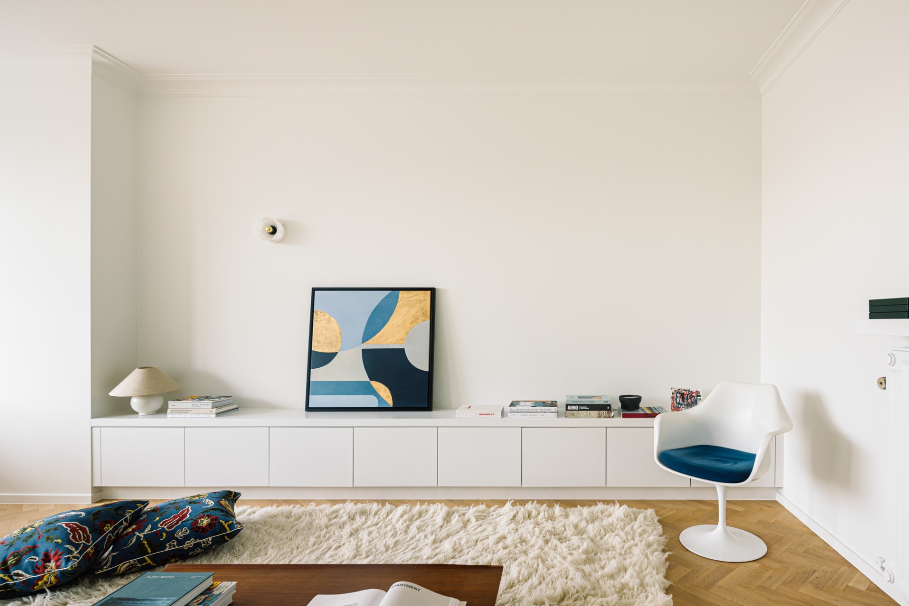 Woonkamer met kunstwerk en maatwerk dressoir
