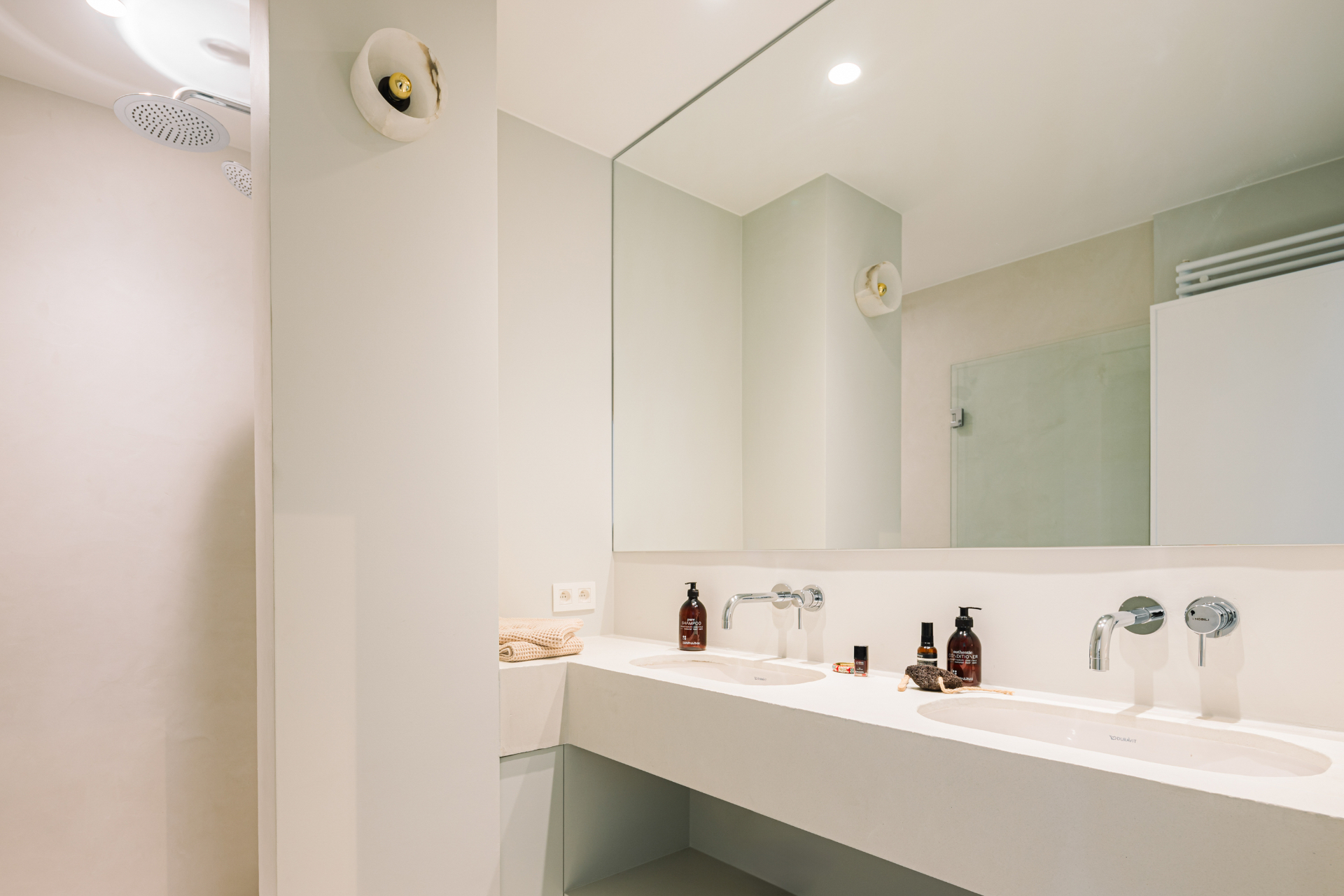 Badkamer met dubbele lavabo en grote spiegel